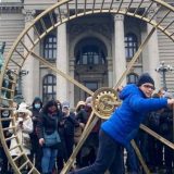 Novi performans Pijaniste: Zlatni bubanj ispred Narodne skupštine (VIDEO) 1