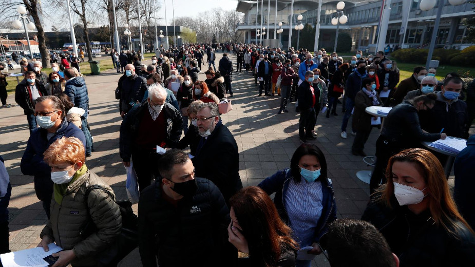 Gužve za vakcinaciju na Beogradskom sajmu, u redovima i strani državljani 1