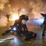 Policijsku stanicu u Atini napali mladi koji protestuju zbog policijskog nasilja 12