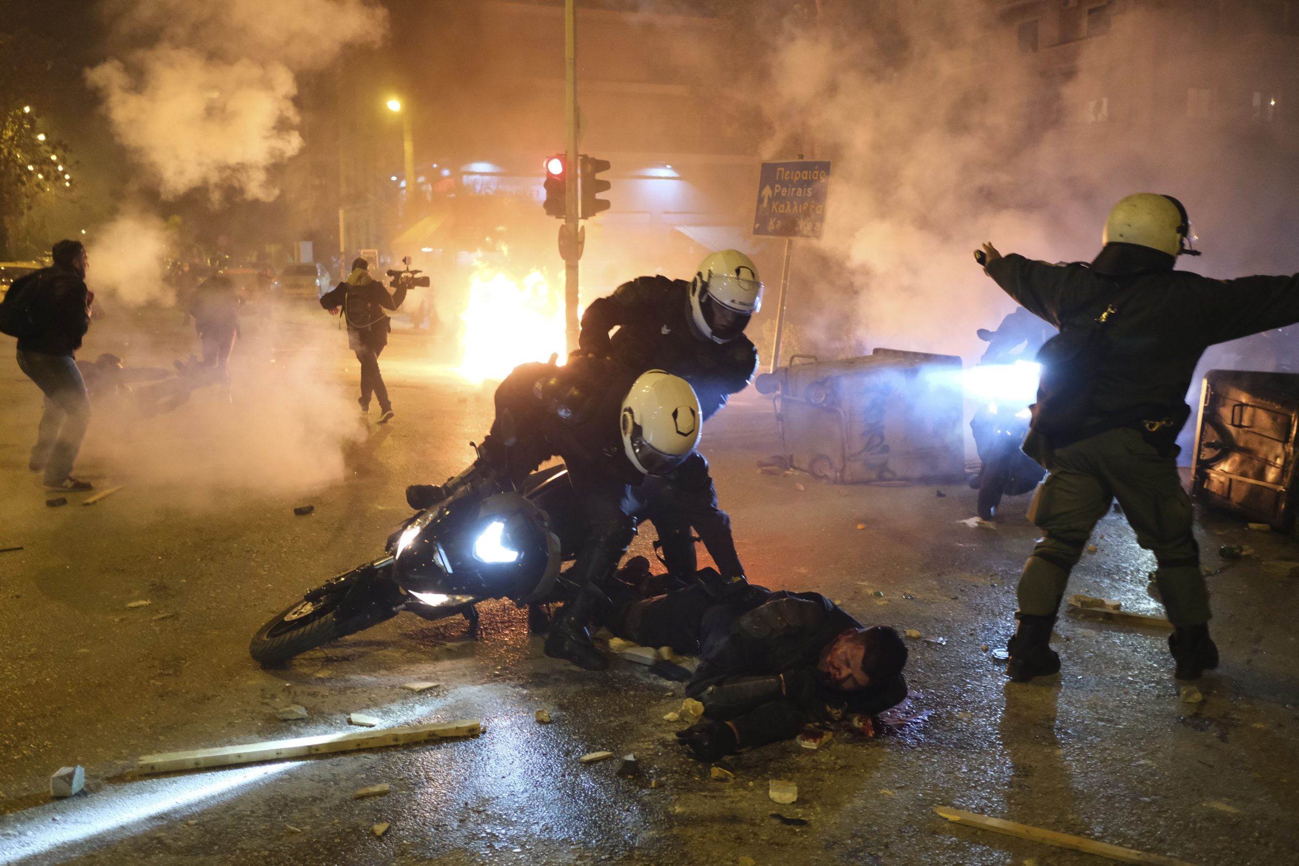 Policijsku stanicu u Atini napali mladi koji protestuju zbog policijskog nasilja 1