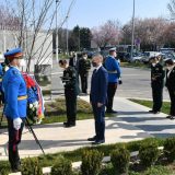Ministri odbrane Srbije i Kine položili vence na spomen-obeležje poginulim kineskim novinarima 6