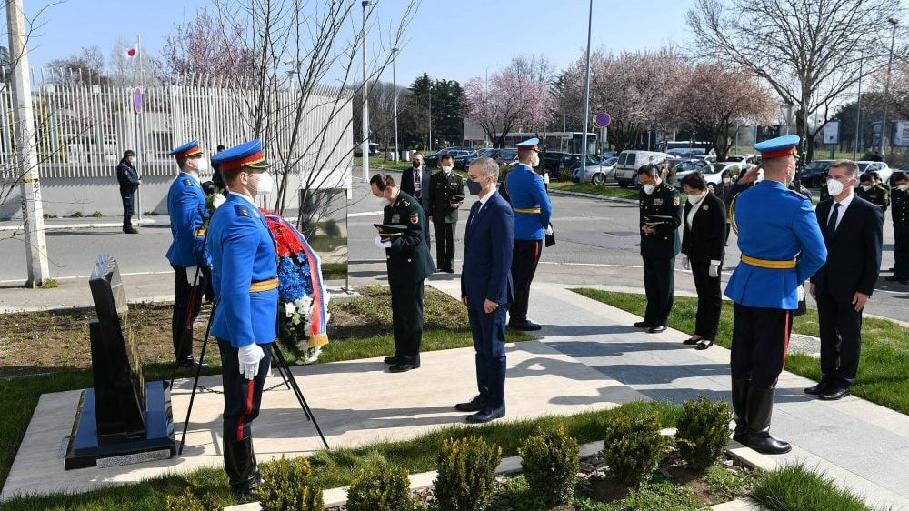 Ministri odbrane Srbije i Kine položili vence na spomen-obeležje poginulim kineskim novinarima 1