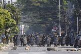 Policija u Mjanmaru suzavcem i bojevom municijom na demonstrante, šest osoba poginulo (FOTO) 4