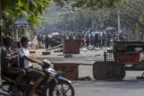 Policija u Mjanmaru suzavcem i bojevom municijom na demonstrante, šest osoba poginulo (FOTO) 3