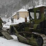 Vojska pomaže u čišćenju snega u Crnoj Travi 12