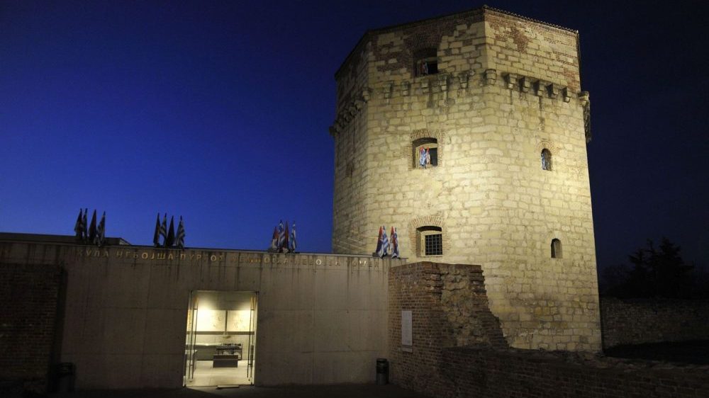 Kula Nebojša ukrašena srpskim i grčkim zastavama povodom Nacionalnog dana Grčke 1