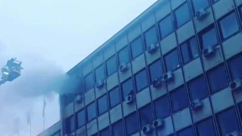 Ugašen požar u zgradi u centru Novog Sada (VIDEO) 1