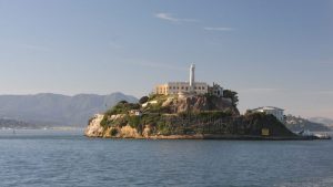 Američki predsednik Donald Tramp naložio je svojoj vladi da ponovo otvori i proširi Alkatraz, nekadaŠnji ozloglašeni zatvor na ostrvu blizu mosta Golden Gejt u San Francisku.