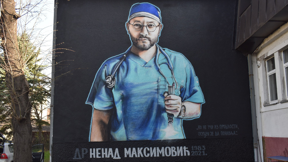 Mural sa likom dr Nenada Maksimovića na njegovoj gimnaziji 1
