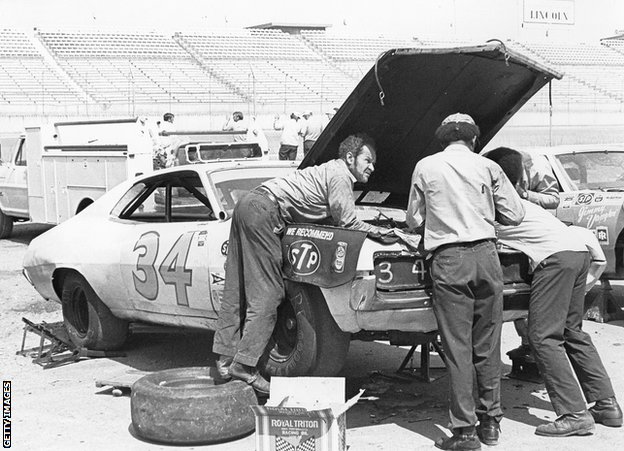 TALLADEGA, AL Ð 1971: Wendell Scott and his crew work on their Ford in the pits at the Alabama International Motor Speedway, circa 1971. (Photo by ISC Images & Archives via Getty Images)