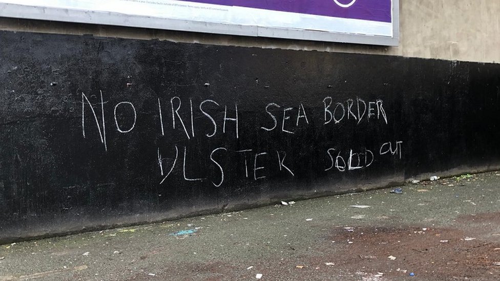 Severna Irska i nasilje: Probuđeni zli duh iz boce - povređeno više od 80 policajaca 1 Anti-Irish Sea border graffiti in Belfast