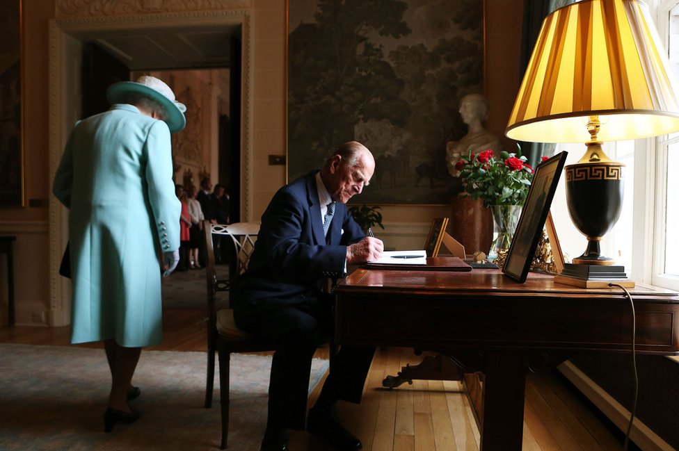 Princ Filip je pratio kraljicu Elizabetu u poseti Severnoj Irskoj 2014.