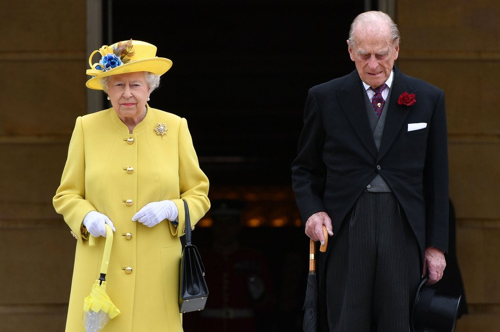 Kraljica i vojvoda od Edinburga obeležavaju minut ćutanja za žrtve terorističkog napada na koncertu Arijane Grande u Mančesteru 2017.
