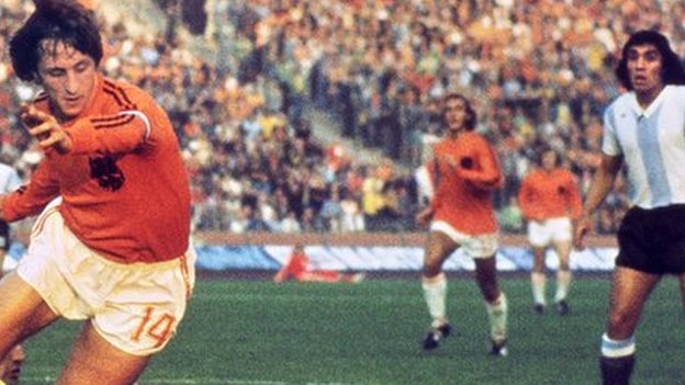 Fudbal, Holandija i Johan Krojf: Čovek koji je stvorio totalni fudbal 1 Johan Cruyff v Argentina in 1974