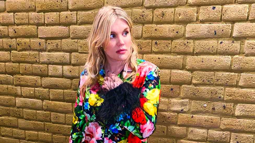 Film i Oskar 2021: Može li ovogodišnja ceremonija da promeni Holivud 5 Emerald Fennell posing for a photograph in front of a wall