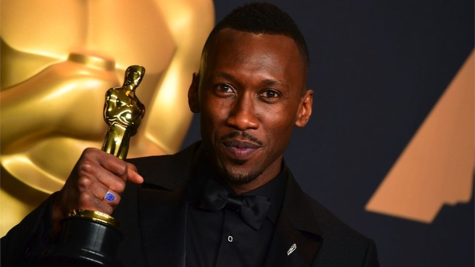 Film i Oskar 2021: Može li ovogodišnja ceremonija da promeni Holivud 7 Mahershala Ali holding an Oscar