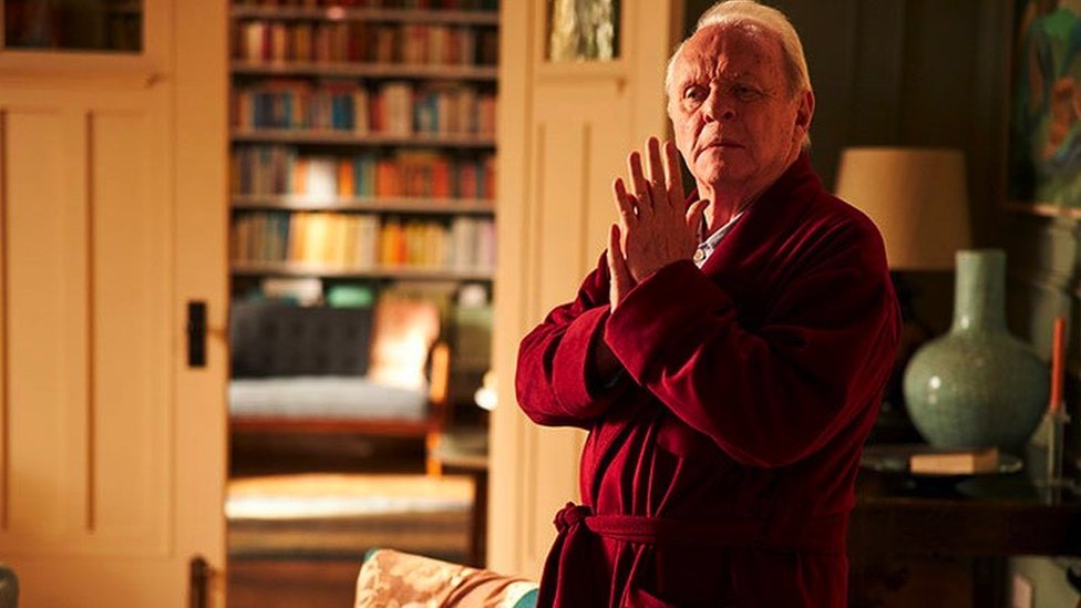 Film i Oskar 2021: Može li ovogodišnja ceremonija da promeni Holivud 8 Sir Anthony Hopkins in a red dressing gown