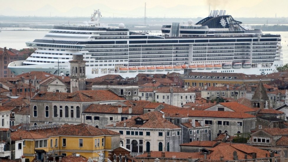 Italija i turizam: Venecija zabranila kruzerima da pristaju u istorijski centar grada 3 A cruise ship in Venice (file photo)