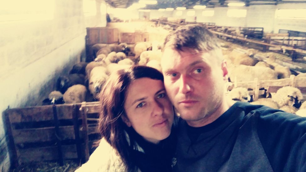Aleksandar i Svetlana sa ovcama
