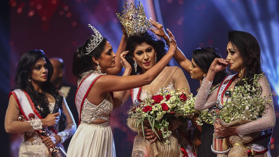 Takmičenja lepote i Šri Lanka: Misica povređena kada je bivša pobednica pokušala da joj otme krunu 1 winner of Mrs. Sri Lanka 2020 Caroline Jurie removes the crown of 2021 winner Pushpika de Silva