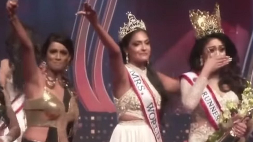 Takmičenja lepote i Šri Lanka: Misica povređena kada je bivša pobednica pokušala da joj otme krunu 2 Celebrations on stage at the Mrs Sri Lanka beauty pageant