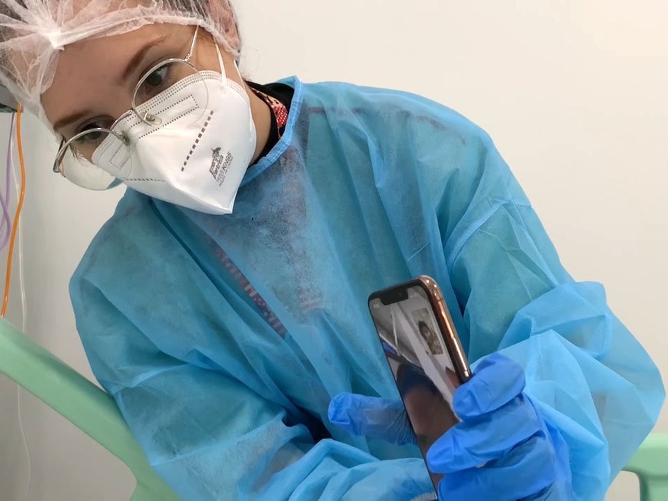 Korona virus, deca i Brazil: Dok pandemija besni, stotine beba i male dece umire 7 Medical staff bought tablets and phones to make video calls between parents and children