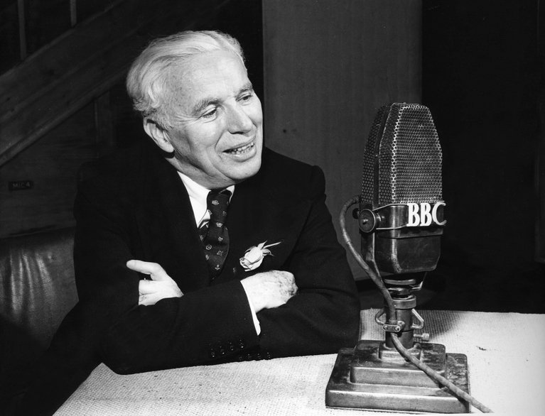 Čarli Čaplin prilikom gostovanja na Radiju BBC 1952. godine