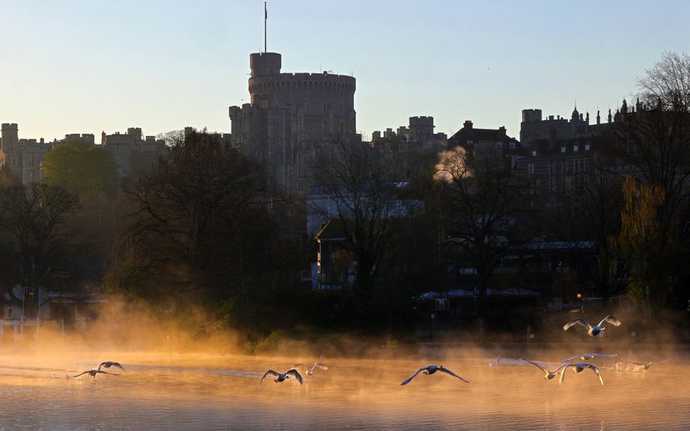 Princ Filip i sahrana: Kraljica i nacija se oprostili od vojvode od Edinburga 27 First light rises over Windsor Castle seen from across the River Thames on the Day of Prince Philip, The Duke of Edinburgh's funeral on April 17, 2021 in Windsor, England.