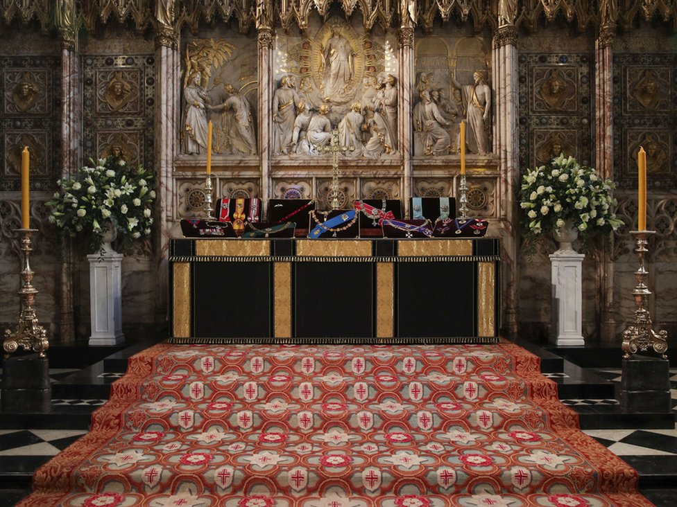 Princ Filip i sahrana: Kraljica i nacija se oprostili od vojvode od Edinburga 25 The Duke of Edinburgh's Insignia's placed on the altar in St George's Chapel, Windsor, ahead of his funeral.