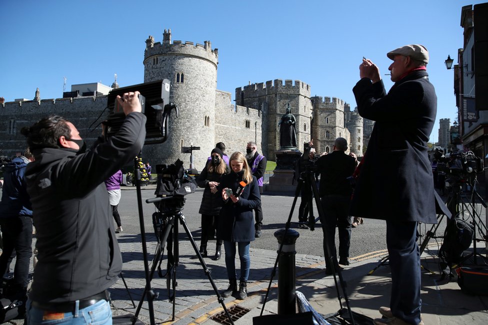 Princ Filip i sahrana: Kraljica i nacija se oprostili od vojvode od Edinburga 24 Members of the media gather outside Windsor Castle on the day of the funeral of Britain's Prince Philip, husband of Queen Elizabeth, who died at the age of 99, in Windsor, near London, April 17, 2021.