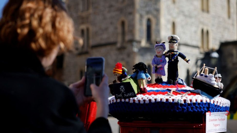 Princ Filip i sahrana: Kraljica i nacija se oprostili od vojvode od Edinburga 23 Knitted post box toppers featuring Queen Elizabeth II and Prince Philip, Duke of Edinburgh are pictured in Windsor, west of London, on April 17, 2021