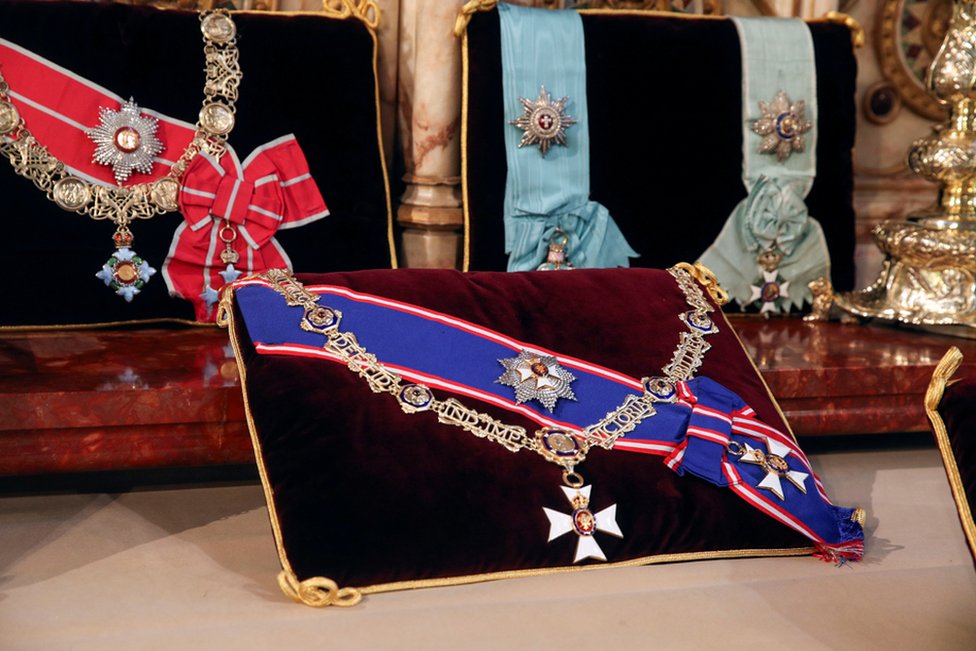 Princ Filip i sahrana: Kraljica i nacija se oprostili od vojvode od Edinburga 26 Insignia belonging to Prince Philip, the Royal Victorian Order Collar and Badge, and the Royal Victorian Order Breast Star and Badge (front) and The Order of the Elephant (Denmark), and the Order of the Redeemer (Greece), are placed on the altar in St George's Chapel, Windsor