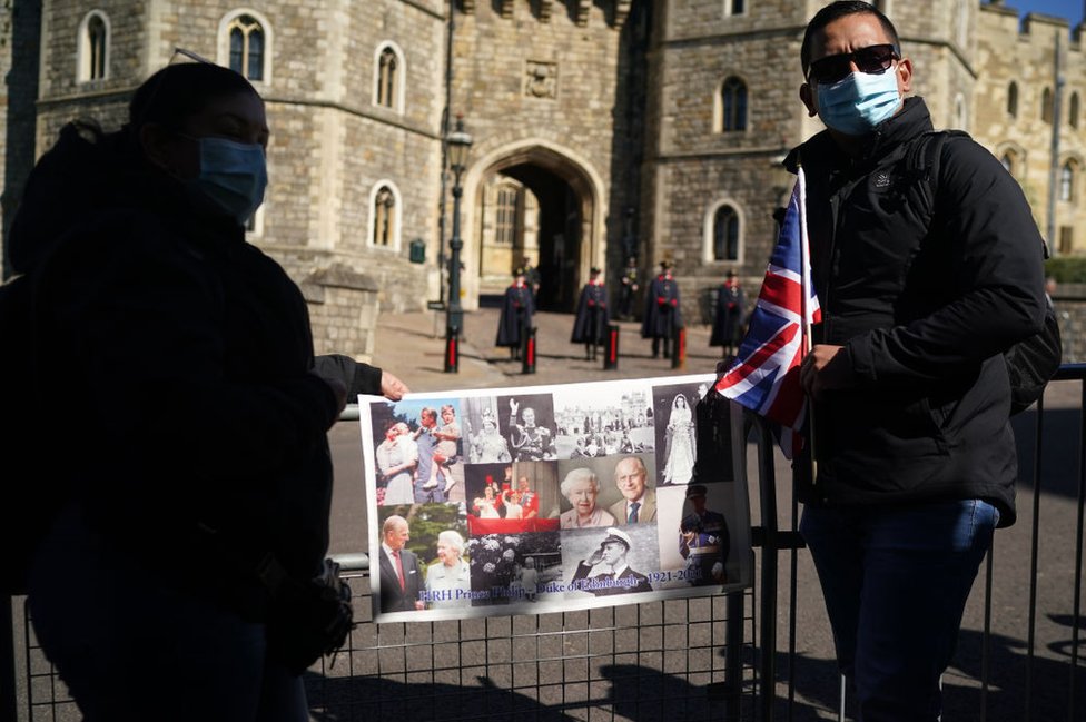 Princ Filip i sahrana: Kraljica i nacija se oprostili od vojvode od Edinburga 22 Mourners gather outside Windsor Castle for the funeral of Prince Philip, Duke of Edinburgh on April 17, 2021 in Windsor, England.