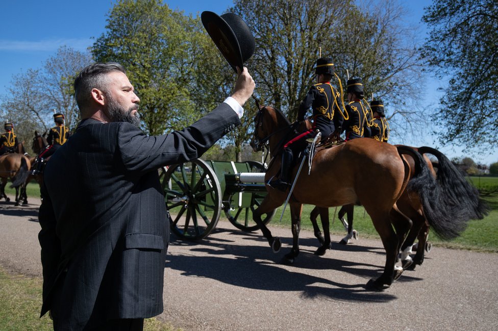 Princ Filip i sahrana: Kraljica i nacija se oprostili od vojvode od Edinburga 19 A person salutes the King's Troop Royal Horse Artillery as they make their way down the Long Walk towards Windsor Castle, as the funeral of the Duke of Edinburgh takes place in St George's Chapel, at Windsor Castle, Berkshire