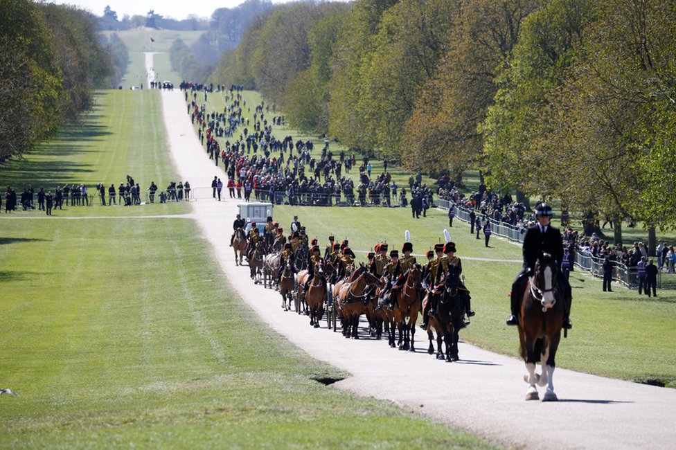 Princ Filip i sahrana: Kraljica i nacija se oprostili od vojvode od Edinburga 18 Members of The King's Troop Royal Horse Artillery are pictured on the day of the funeral of Britain's Prince Philip, husband of Queen Elizabeth, who died at the age of 99, in Windsor, near London, Britain April 17, 2021
