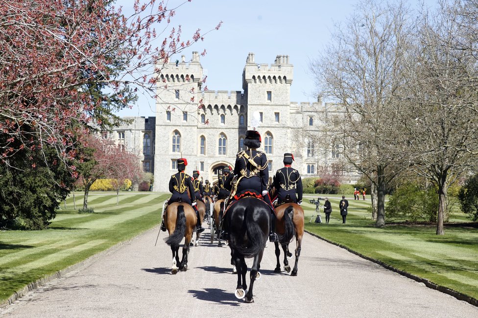 Princ Filip i sahrana: Kraljica i nacija se oprostili od vojvode od Edinburga 20 King's Troop Royal Horse Artillery make their way up The Long Walk towards Windsor Castle ahead of the funeral of the Duke of Edinburgh in Windsor Castle, Berkshire. April 17, 2021