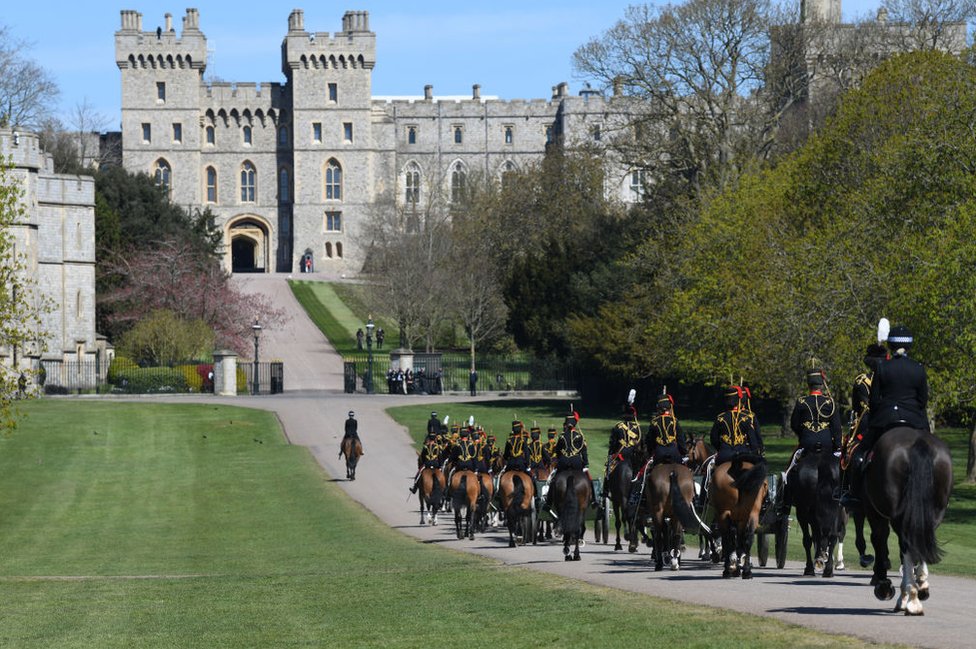 Princ Filip i sahrana: Kraljica i nacija se oprostili od vojvode od Edinburga 17 The King's Troop, Royal Horse Artillery enter into Windsor Castle ahead of the funeral of Prince Philip, Duke of Edinburgh on April 17, 2021 in Windsor, England.