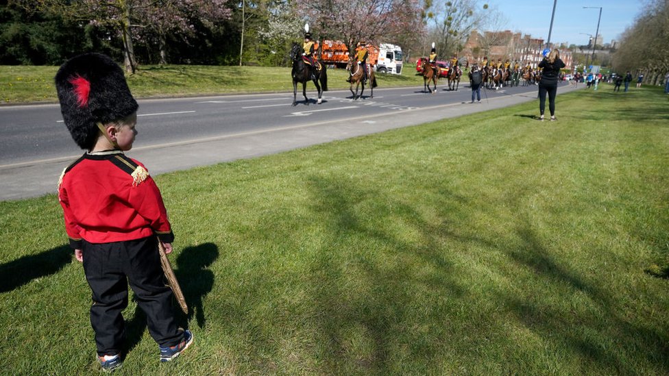 Princ Filip i sahrana: Kraljica i nacija se oprostili od vojvode od Edinburga 21 The King's Troop Royal Horse Artillery arrive at Windsor Castle for the funeral of Prince Philip, The Duke of Edinburgh on April 17, 2021 in Windsor, England.