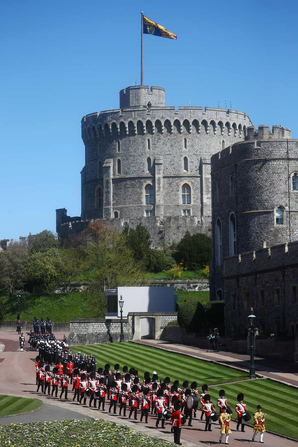 Princ Filip i sahrana: Kraljica i nacija se oprostili od vojvode od Edinburga 15 he Foot Guards Band are seen marching into position ahead of the funeral of Prince Philip, Duke of Edinburgh at Windsor Castle on April 17, 2021 in Windsor, England