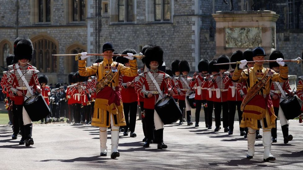 Princ Filip i sahrana: Kraljica i nacija se oprostili od vojvode od Edinburga 16 Members of a military band march into position at Windsor Castle in Windsor, west of London, on April 17, 2021, prior to the funeral service of Britain's Prince Philip, Duke of Edinburgh