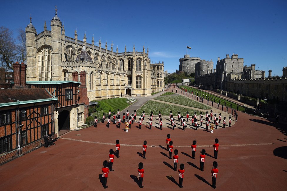 Princ Filip i sahrana: Kraljica i nacija se oprostili od vojvode od Edinburga 10 Members of the military stands outside St George's Chapel before the funeral service of Britain's Prince Philip, Duke of Edinburgh in Windsor Castle