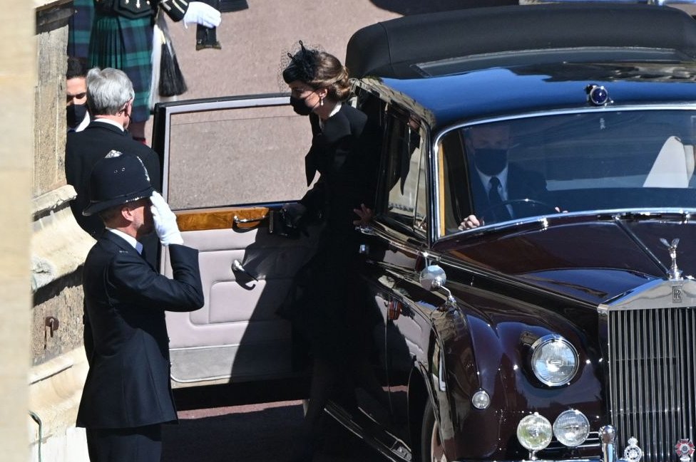 Princ Filip i sahrana: Kraljica i nacija se oprostili od vojvode od Edinburga 11 Catherine, Duchess of Cambridge, arrives in the quadrangle ahead of the ceremonial funeral procession of Britain's Prince Philip, Duke of Edinburgh to St George's Chapel in Windsor Castle in Windsor,