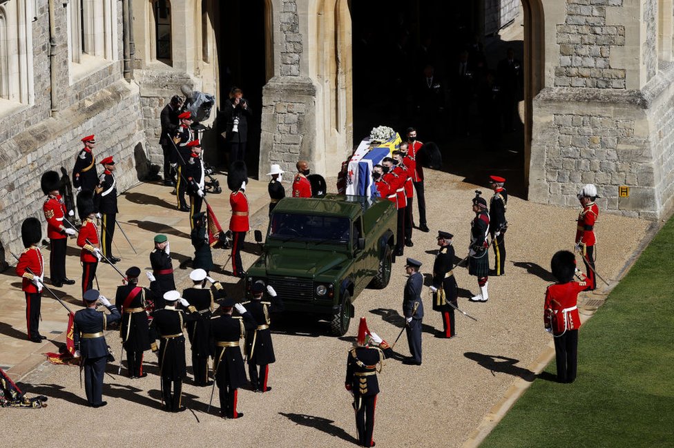Princ Filip i sahrana: Kraljica i nacija se oprostili od vojvode od Edinburga 4 The Duke of Edinburgh's coffin, covered with His Royal Highness's Personal Standard is carried to the purpose built Land Rover during the funeral of Prince Philip, Duke of Edinburgh at Windsor Castle on April 17, 2021