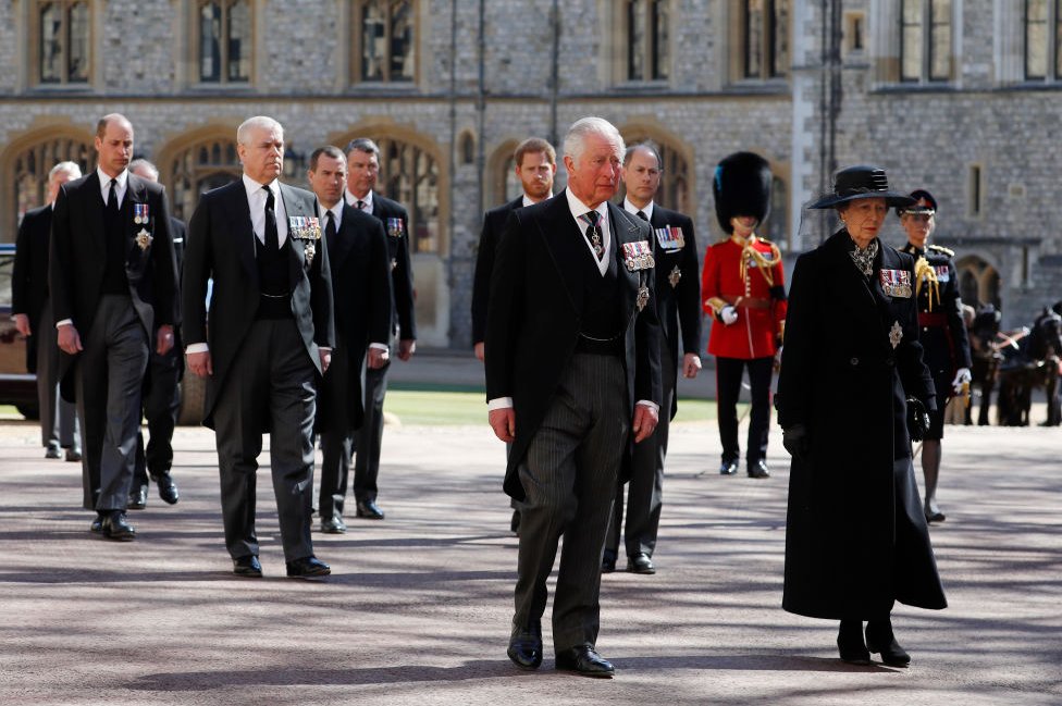 Princ Filip i sahrana: Kraljica i nacija se oprostili od vojvode od Edinburga 5 Princess Anne, Princess Royal, Prince Charles, Prince of Wales, Prince Andrew, Duke of York, Prince Edward, Earl of Wessex, Prince William, Duke of Cambridge, Peter Phillips, Prince Harry, Duke of Sussex, Earl of Snowdon David Armstrong-Jones and Vice-Admiral Sir Timothy Laurence follow Prince Philip, Duke of Edinburgh's coffin during the Ceremonial Procession during the funeral of Prince Philip, Duke of Edinburgh at Windsor Castle on April 17, 2021