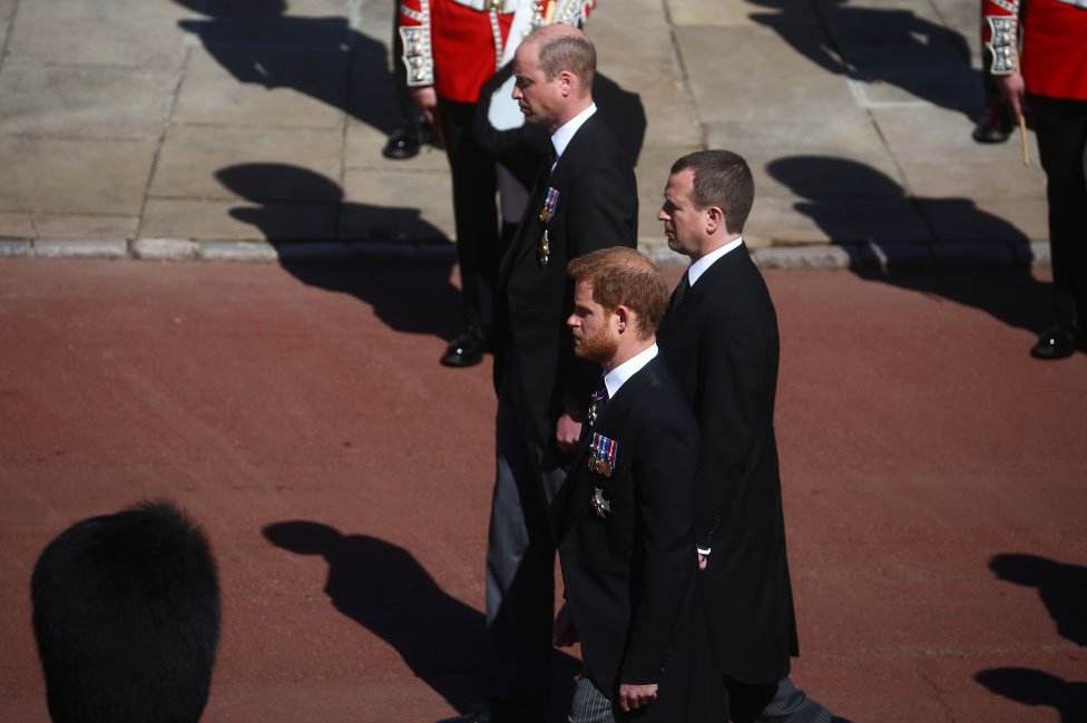 Princ Filip i sahrana: Kraljica i nacija se oprostili od vojvode od Edinburga 6 Prince William, Duke of Cambridge, Peter Phillips and Prince Harry, Duke of Sussex during the funeral of Prince Philip, Duke of Edinburgh at Windsor Castle on April 17, 2021 in Windsor, England.