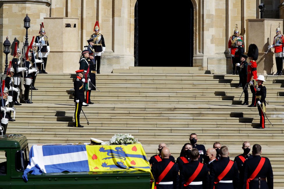 Princ Filip i sahrana: Kraljica i nacija se oprostili od vojvode od Edinburga 8 The Duke of Edinburgh's coffin, covered with His Royal Highness's Personal Standard arrives at St George's Chapel during the funeral of Prince Philip, Duke of Edinburgh at Windsor Castle on April 17, 2021 in Windsor, England.