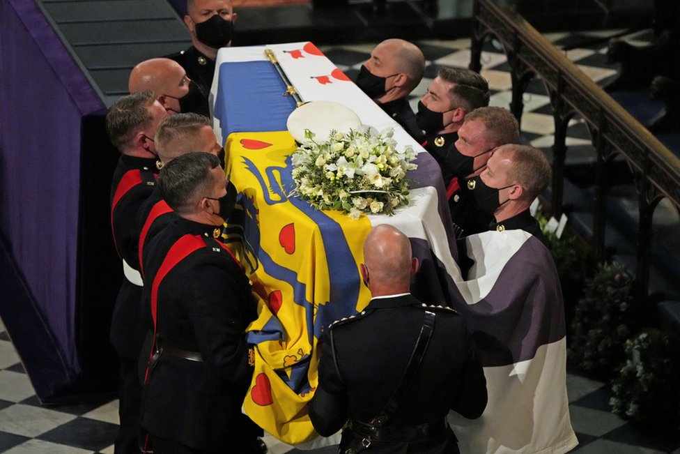Princ Filip i sahrana: Kraljica i nacija se oprostili od vojvode od Edinburga 2 The coffin is carried into St George's Chapel during the funeral of Britain"s Prince Philip, who died at the age of 99, at Windsor Castle, Britain, April 17, 2021.