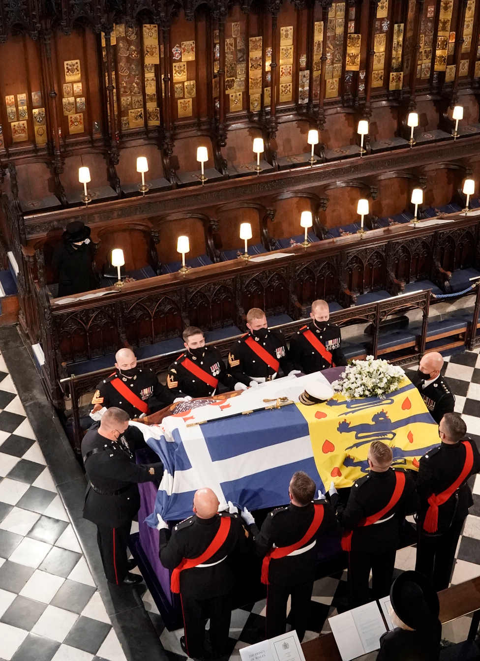 Princ Filip i sahrana: Kraljica i nacija se oprostili od vojvode od Edinburga 3 Queen Elizabeth II watches as the coffin of the Duke of Edinburgh is placed St George"s Chapel, Windsor Castle, Berkshire during his funeral service.