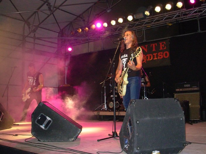 Prvi album Ramonsa - Ni manje akorda, ni više hitova 4 Sale Veruda