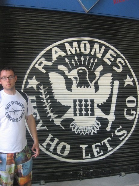 Prvi album Ramonsa - Ni manje akorda, ni više hitova 5 Ramons u Barseloni